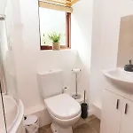 Апартаменты Maltings House Cosy And Stylish 2 Bedroom Flat Near The Centre With Free Parking And Ensuite
