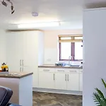 Апартаменты Maltings House Cosy And Stylish 2 Bedroom Flat Near The Centre With Free Parking And Ensuite