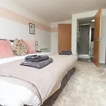 Апартаменты Maltings House Cosy And Stylish 2 Bedroom Flat Near The Centre With Free Parking And Ensuite