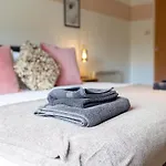 Апартаменты Maltings House Cosy And Stylish 2 Bedroom Flat Near The Centre With Free Parking And Ensuite