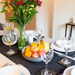 Апартаменты Maltings House Cosy And Stylish 2 Bedroom Flat Near The Centre With Free Parking And Ensuite