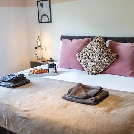 Апартаменты Maltings House Cosy And Stylish 2 Bedroom Flat Near The Centre With Free Parking And Ensuite